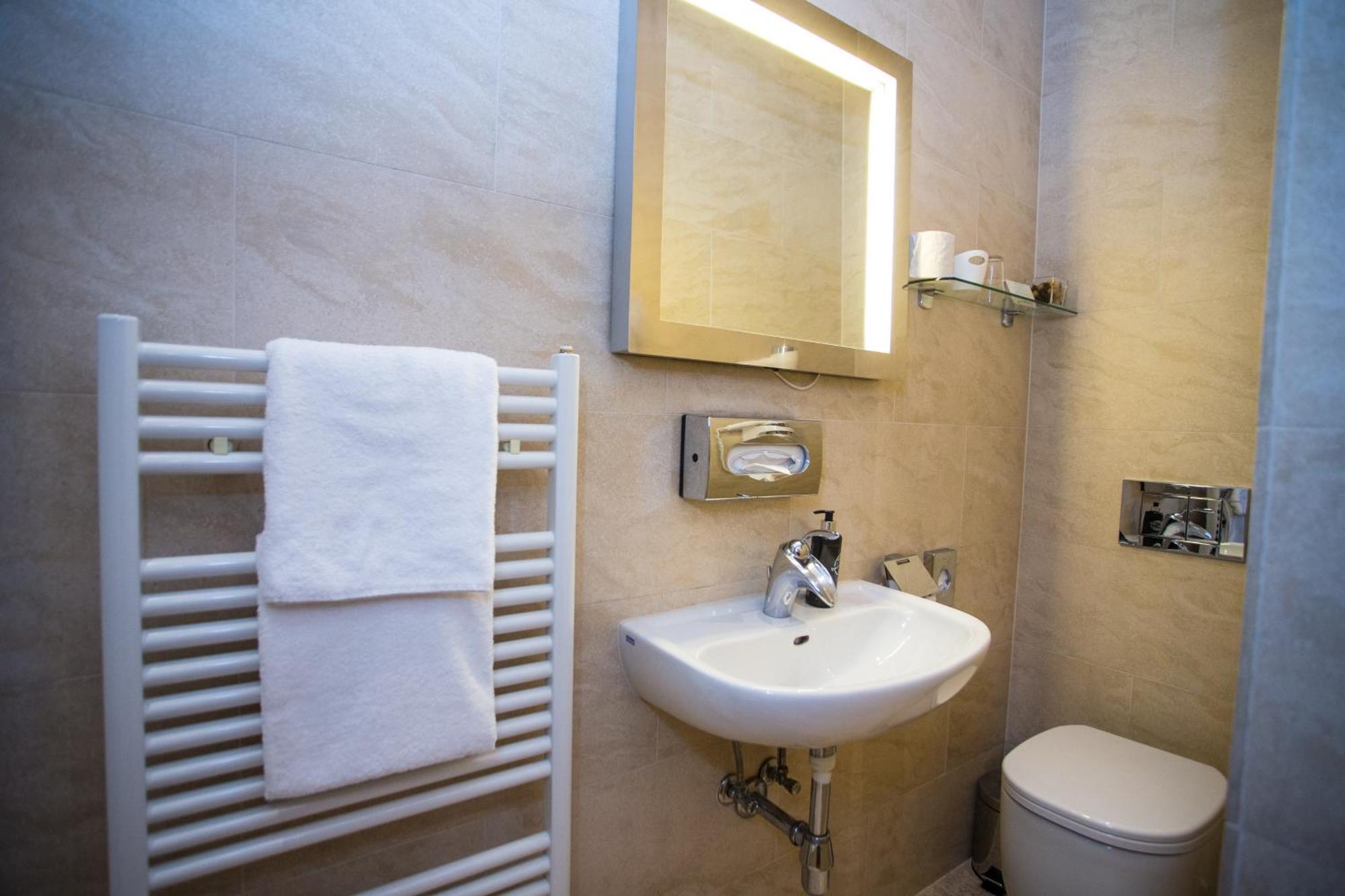 Opera Am Operneck Self Check In Apartment Wina Bagian luar foto
